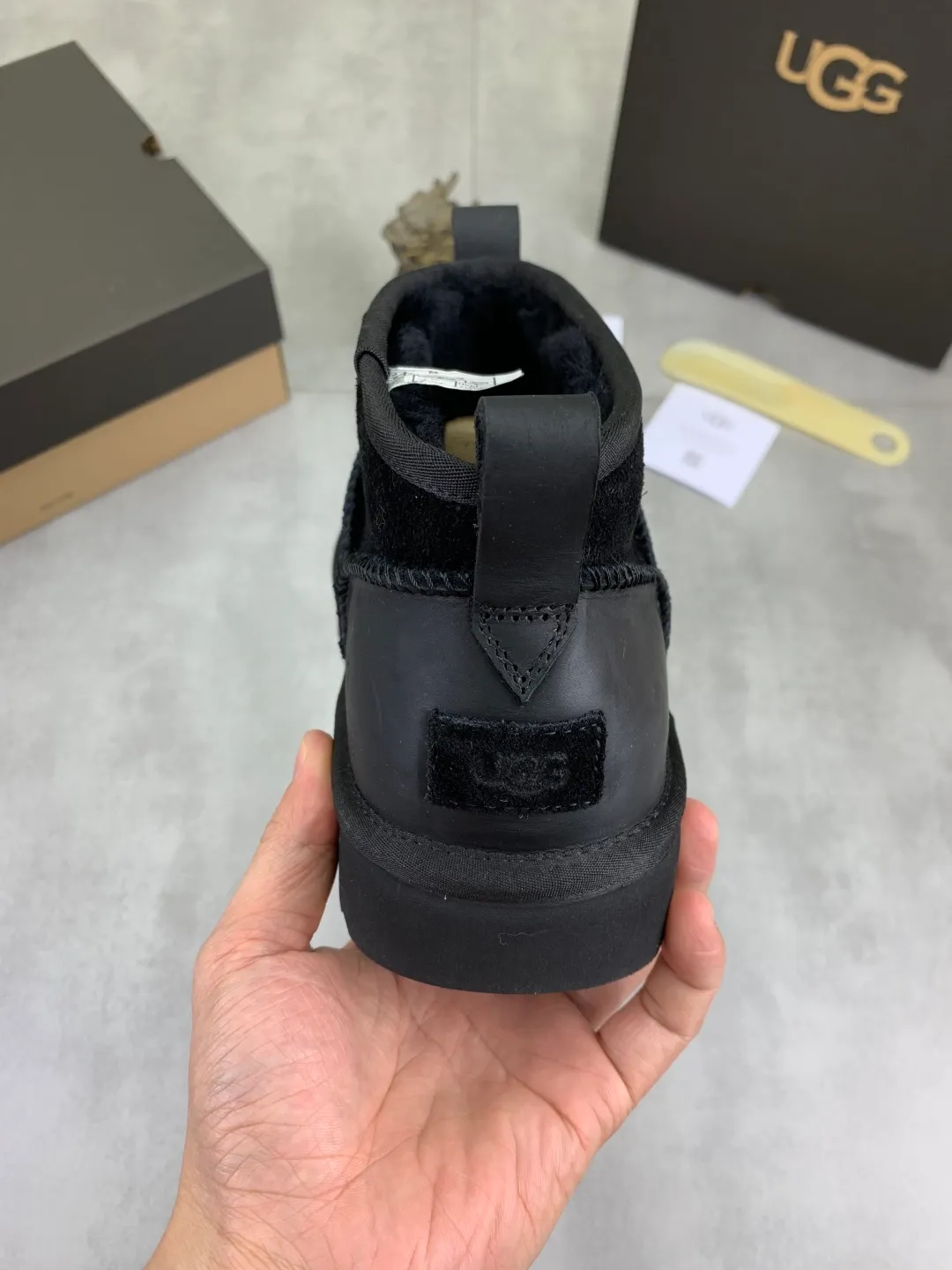 Men's men's shoes 💰P500 New top version UGG 2025 autumn and winter high-top new casual shoes new series Ansley Mules Fashionable and comfortable shallow flat slip-on casual loafers ✨ Classic suede cowhide with 10mm wool lining Insole suede collar Soft and comfortable ❤️ Decorated with UGG classic heat embossed brand logo on the back side Full texture Lightweight rubber sole Anti-slip, wear-resistant and comfortable Color: Black Brown Size: 39-45